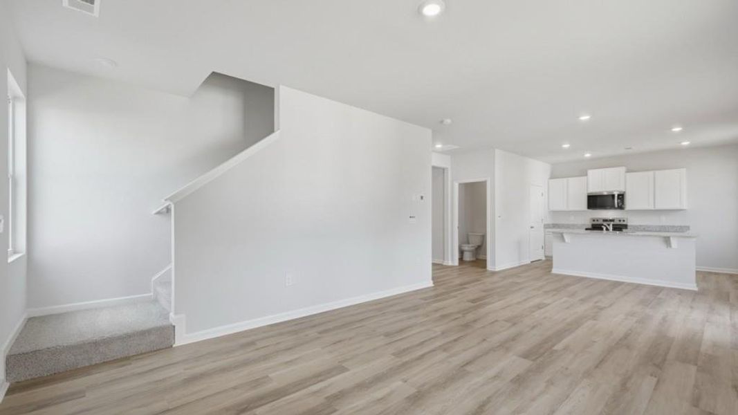 Spacious, unfurnished interior of a new home in Oakleigh Glen, Dallas (Image 30).
