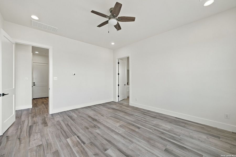 Spacious, unfurnished interior of a new home in , Floresville (Image 40).