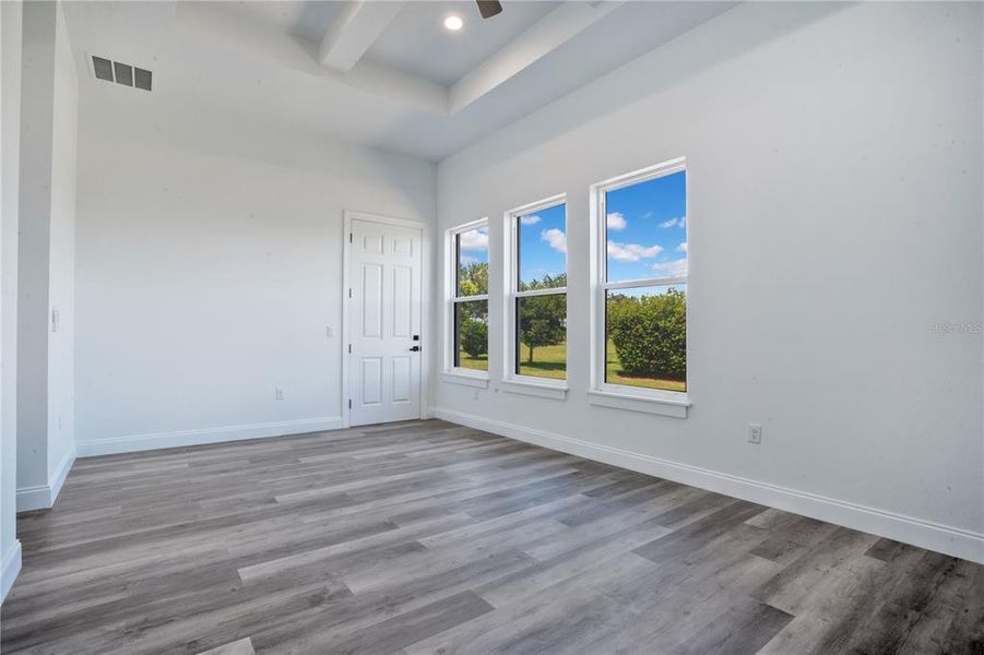 Spacious, unfurnished interior of a new home in , Lake Alfred (Image 33).