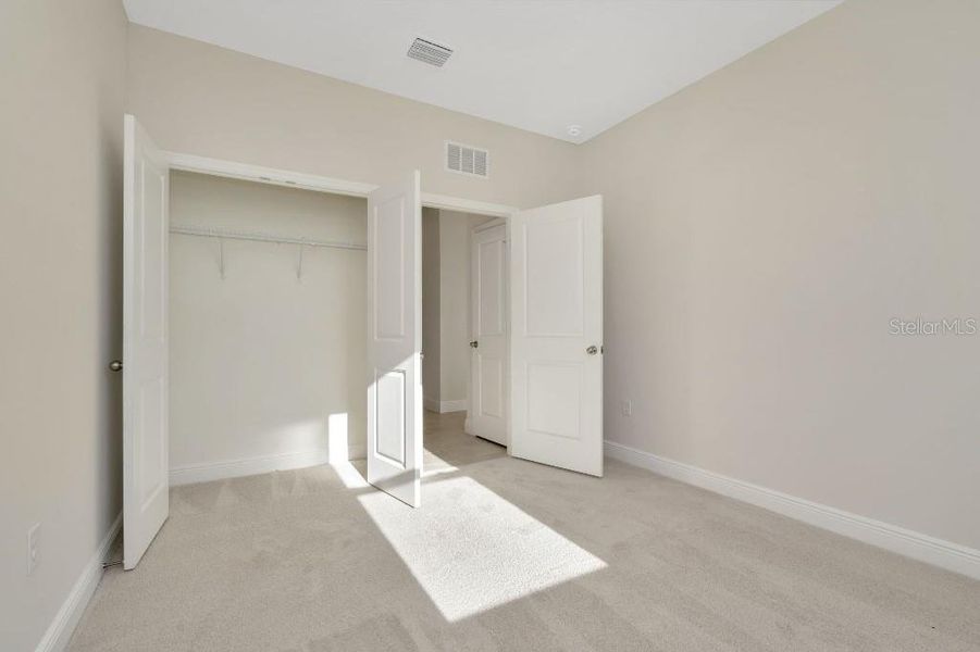 Spacious, unfurnished interior of a new home in Mangrove Manor, Apollo Beach (Image 30).