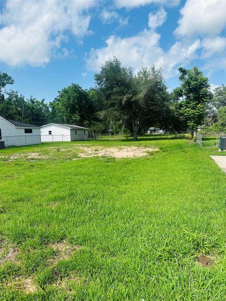 Exterior details and patio area of a home in , Lake Jackson (Image 6).