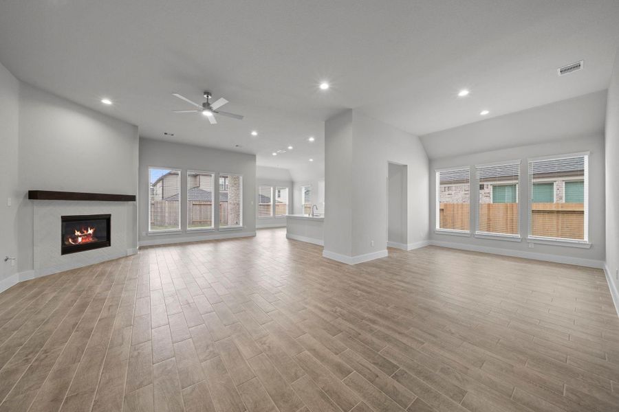 Spacious, unfurnished interior of a new home in Barton Creek Ranch, Conroe (Image 23).