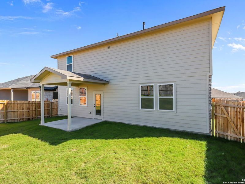 Exterior details and patio area of a home in Comanche Ridge, San Antonio (Image 3).