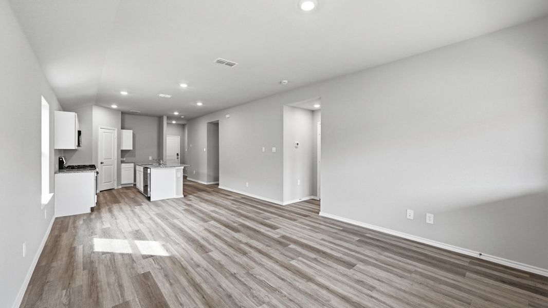 Spacious, unfurnished interior of a new home in Hickory Grove, Krum (Image 19).
