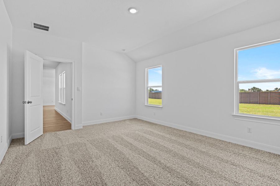 Spacious, unfurnished interior of a new home in Railhead, Cedar Creek (Image 12).