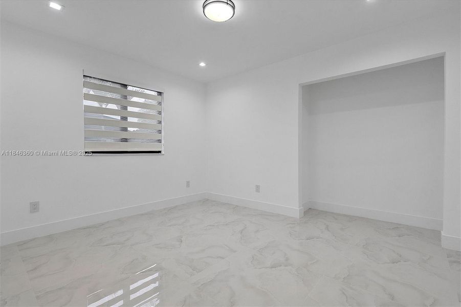 Spacious, unfurnished interior of a new home in , Hialeah (Image 20).