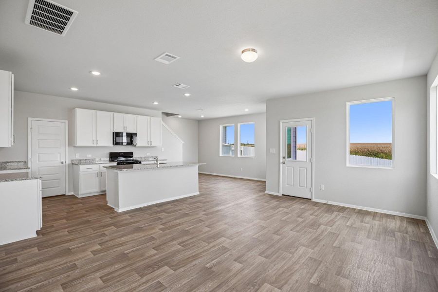 Spacious, unfurnished interior of a new home in Harvest Ridge, Elgin (Image 27).