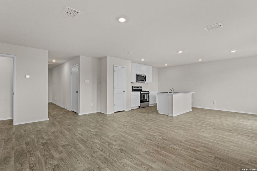 Spacious, unfurnished interior of a new home in Swenson Heights, Seguin (Image 17).