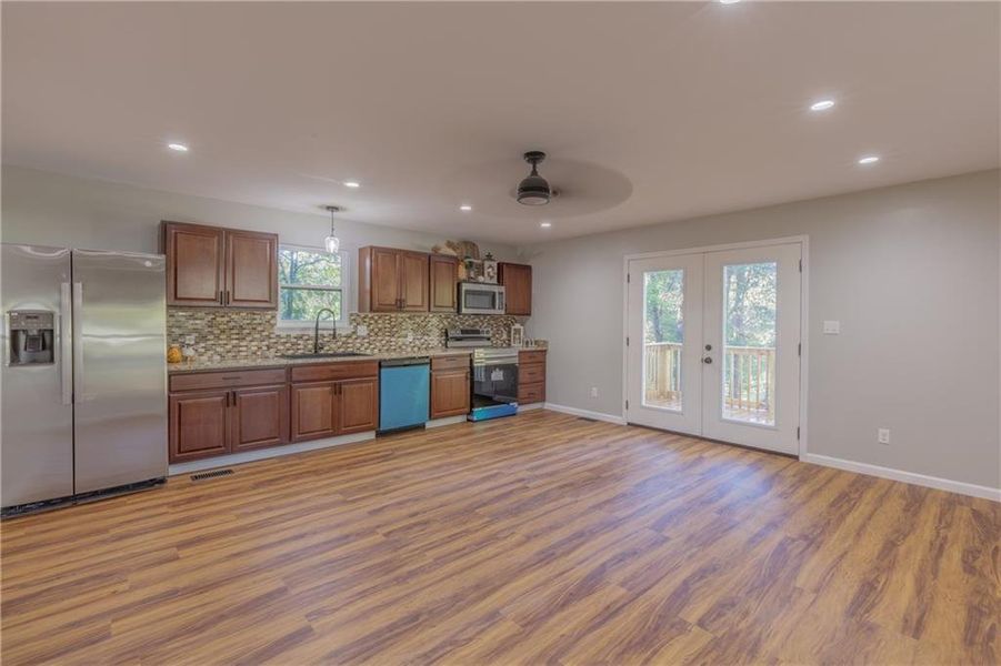 Spacious, unfurnished interior of a new home in , Menlo (Image 25).