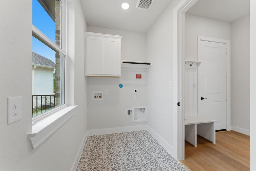 Spacious, unfurnished interior of a new home in Towne Lake, Cypress (Image 26).