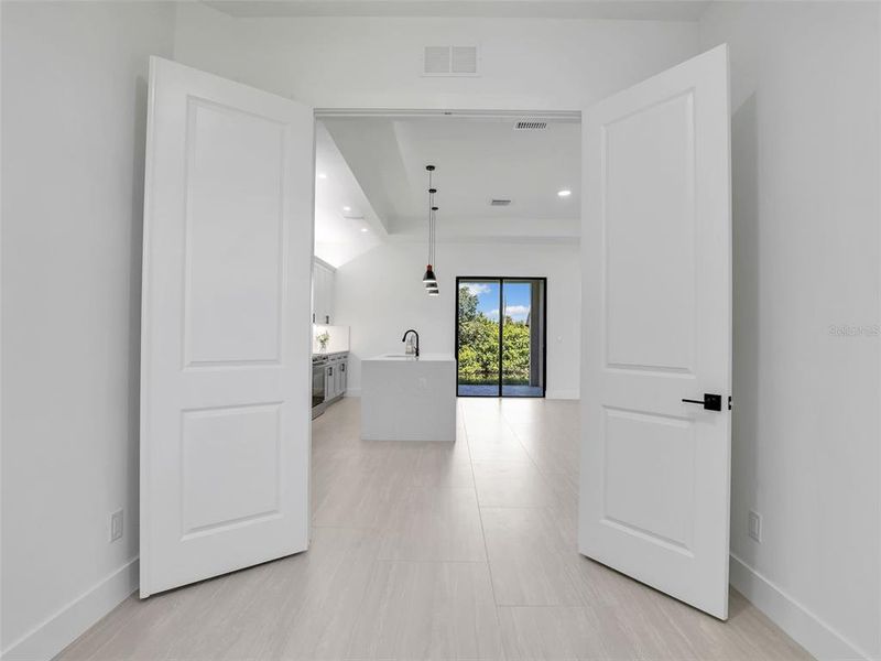 Spacious, unfurnished interior of a new home in , Cape Coral (Image 23).