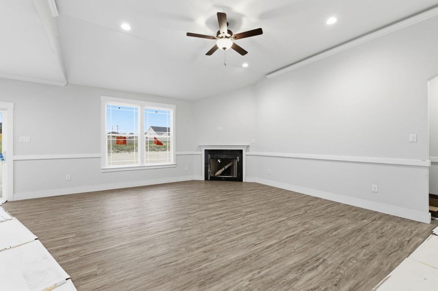 Spacious, unfurnished interior of a new home in Las Palomas Country Club Estates, La Vernia (Image 29).