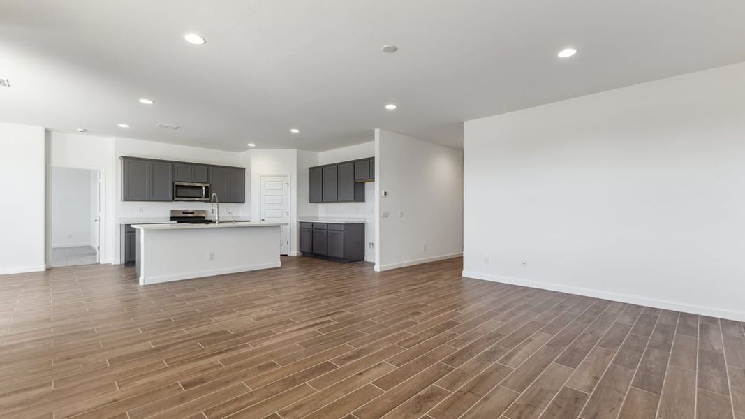 Spacious, unfurnished interior of a new home in Entrada Del Toro at Rancho Sahuarita, Sahuarita (Image 11).