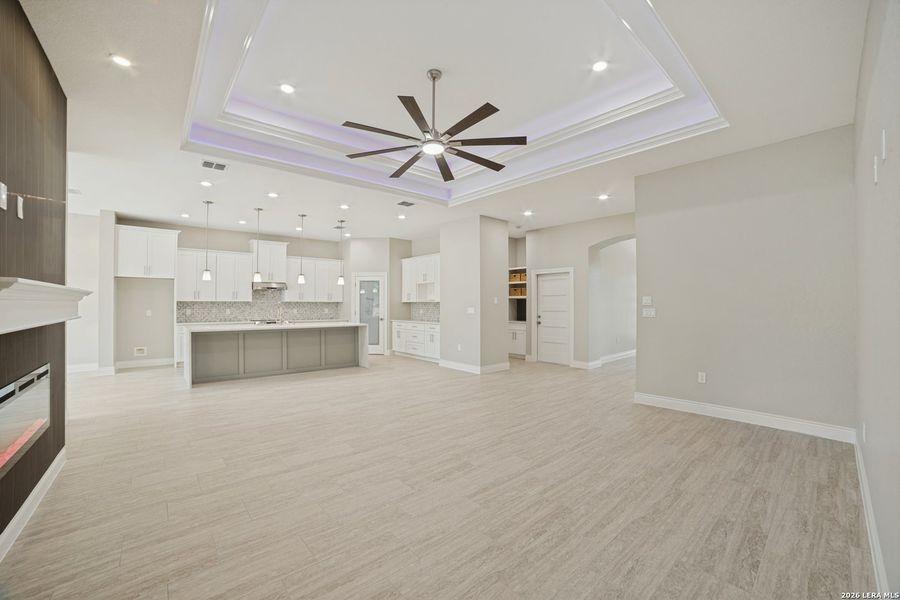 Spacious, unfurnished interior of a new home in , Natalia (Image 35).