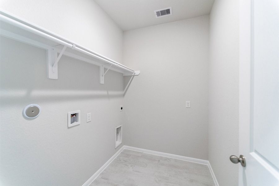 Spacious, unfurnished interior of a new home in Canterra Creek, Rosharon (Image 21).