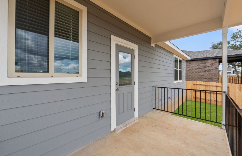 Exterior details and patio area of a home in La Cima, San Marcos (Image 4).