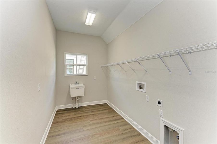 Spacious, unfurnished interior of a new home in Crestwood Estates, Valrico (Image 41).