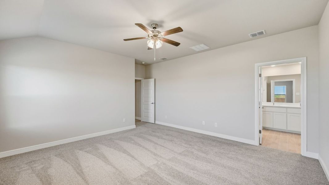 Spacious, unfurnished interior of a new home in Legado, Cleburne (Image 13).