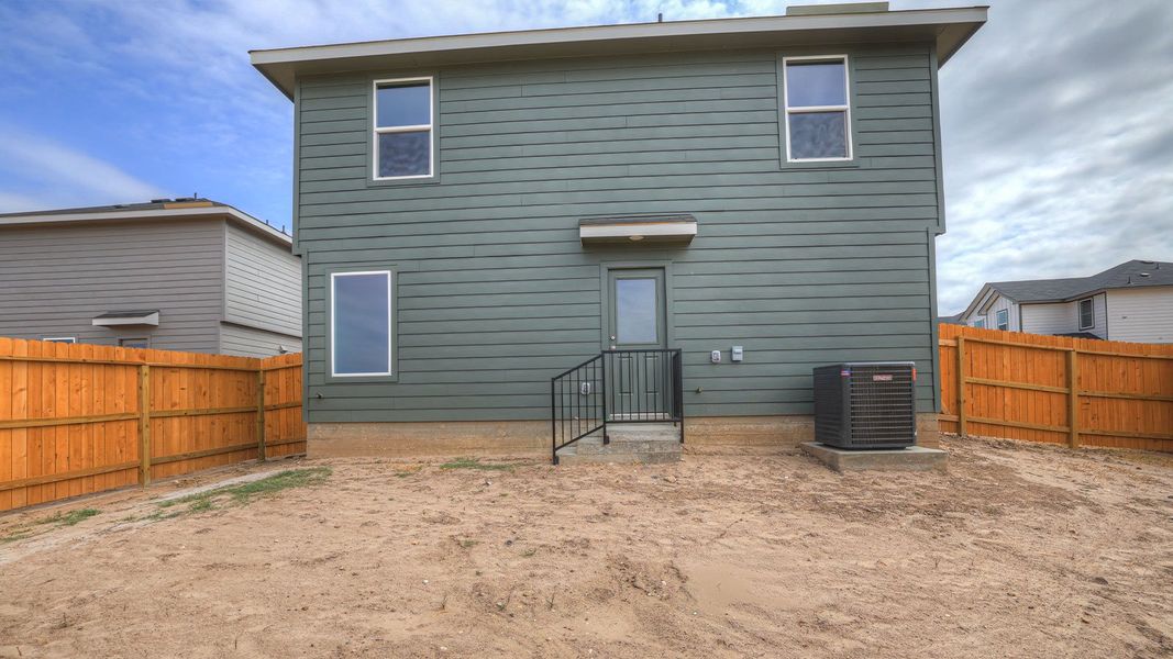 Exterior details and patio area of a home in Ladera, Luling (Image 3).