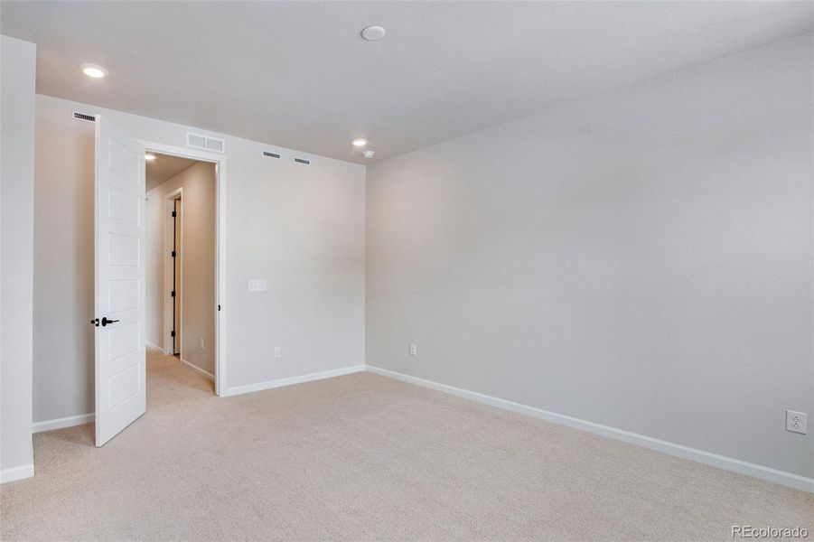 Spacious, unfurnished interior of a new home in Sugar Mill Village, Longmont (Image 27).