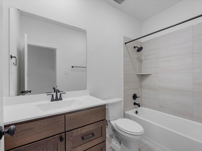 Furnished interior view inside a new home in Sienna 80′, Missouri City (Image 7).