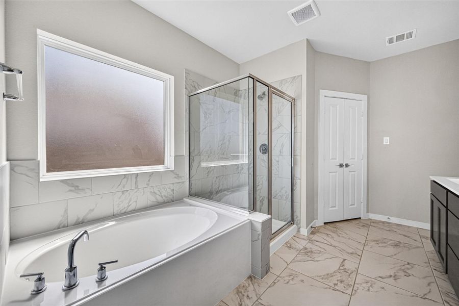 Furnished interior view inside a new home in , Mont Belvieu (Image 10).