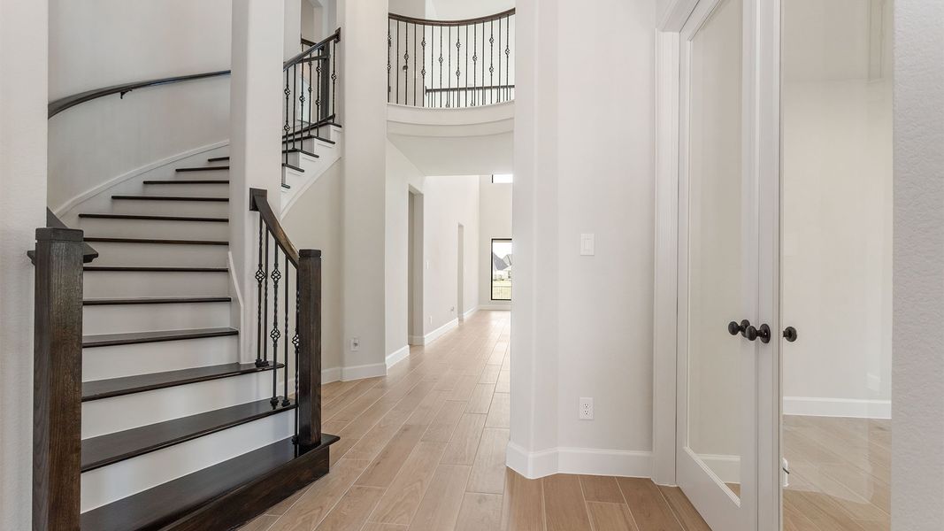 Spacious, unfurnished interior of a new home in Cross Creek West, Fulshear (Image 13).