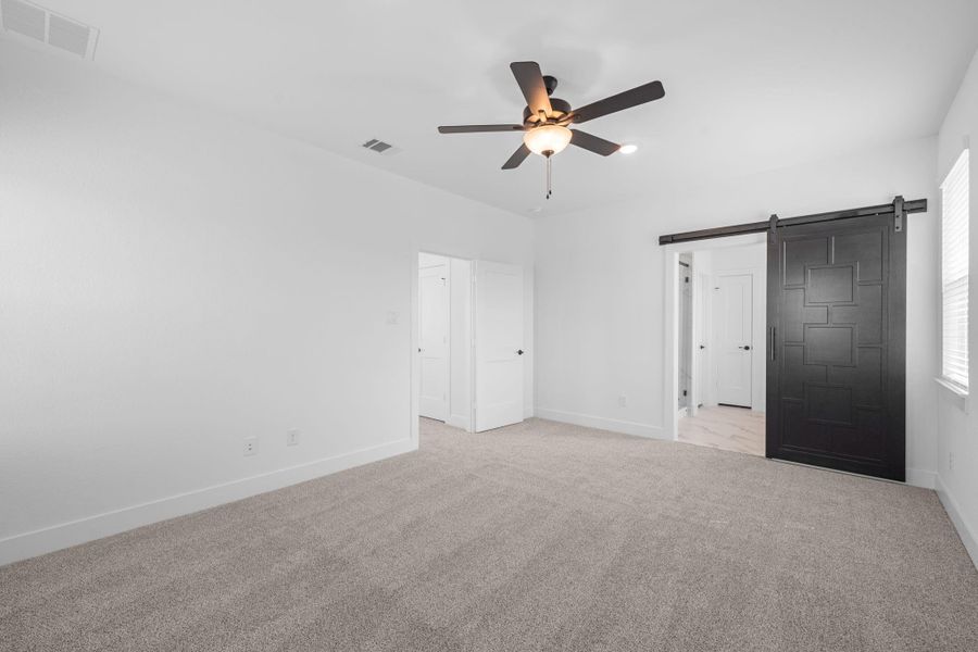 Spacious, unfurnished interior of a new home in Sienna, Missouri City (Image 17).