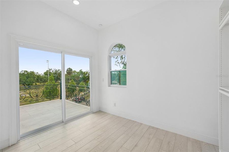 Spacious, unfurnished interior of a new home in , Tampa (Image 39).