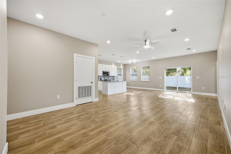 Spacious, unfurnished interior of a new home in , Tampa (Image 18).