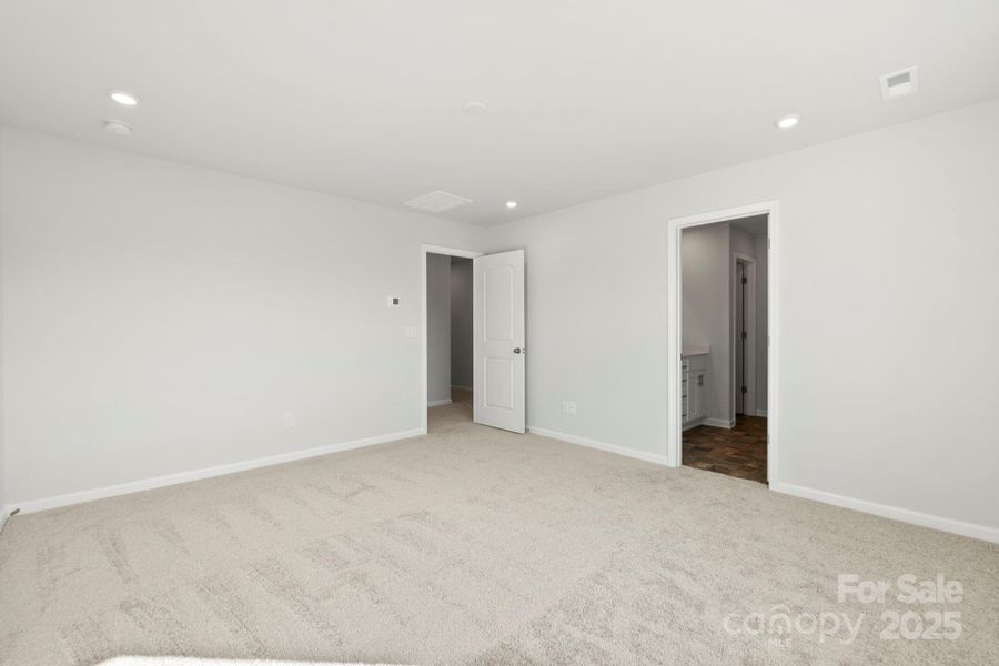 Spacious, unfurnished interior of a new home in The Meadows at Asbury Ridge, York (Image 9).