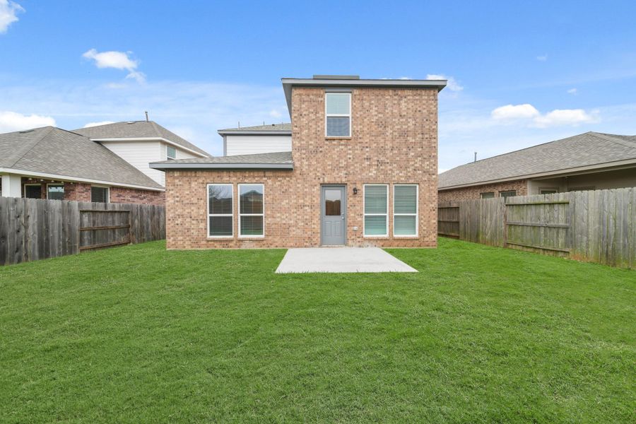 Exterior details and patio area of a home in Lago Mar, Texas City (Image 3).