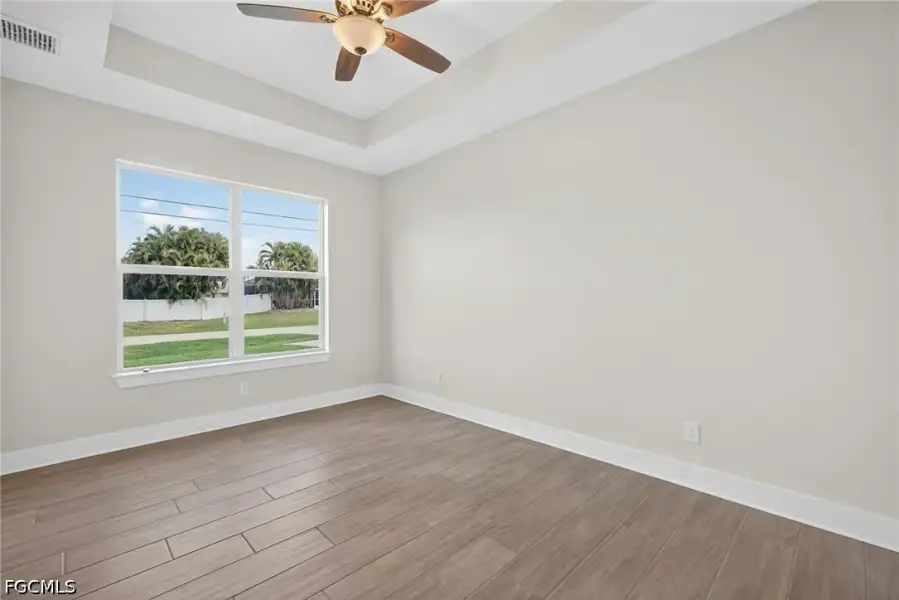 Spacious, unfurnished interior of a new home in Cape Coral, Cape Coral (Image 29).