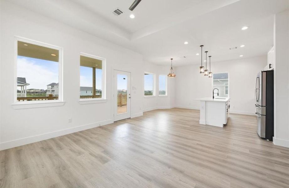 Spacious, unfurnished interior of a new home in , Galveston (Image 14).