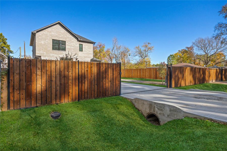 Exterior details and patio area of a home in , Houston (Image 28).