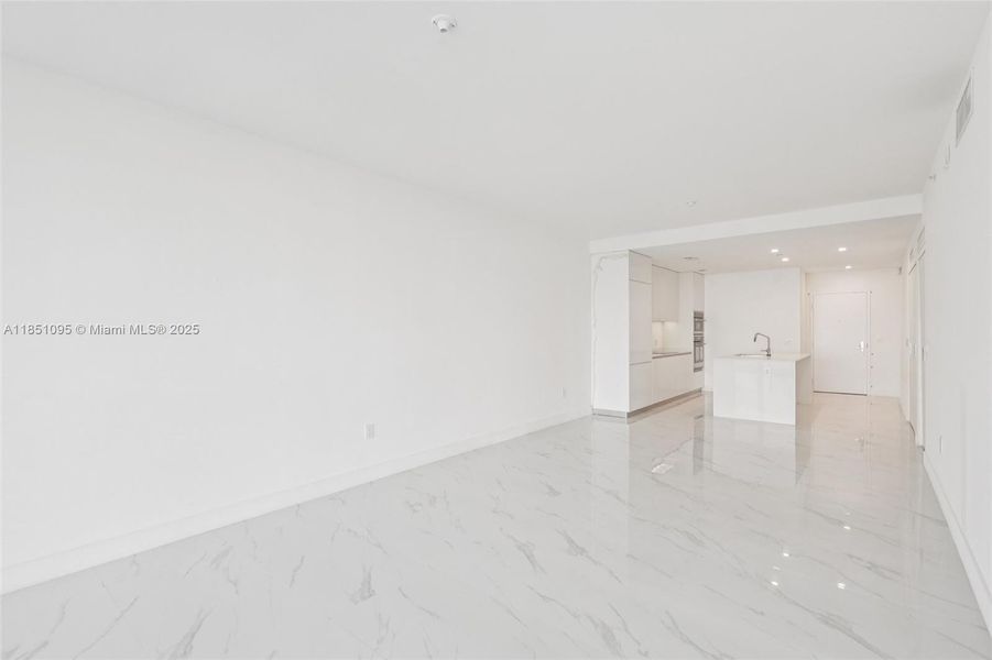 Spacious, unfurnished interior of a new home in Aria Reserve, Miami (Image 23).