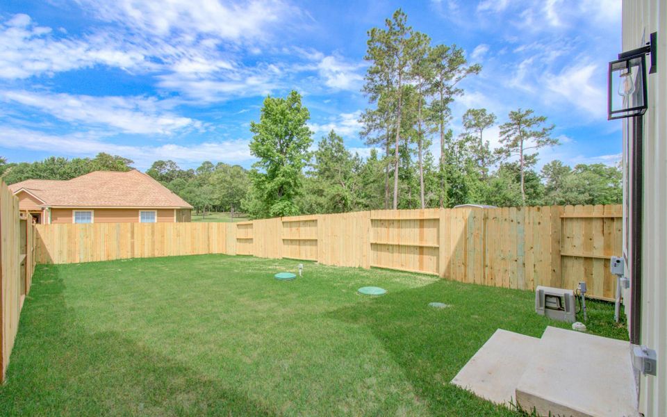 Nice fenced backyard! Nice fenced backyard!