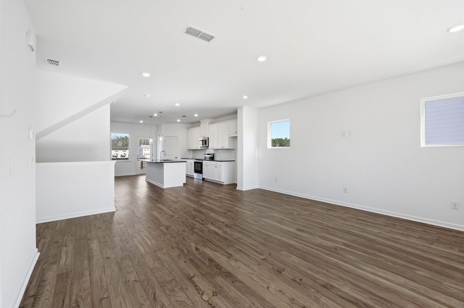 Spacious, unfurnished interior of a new home in Rosewood Farm, Lawrenceville (Image 12).