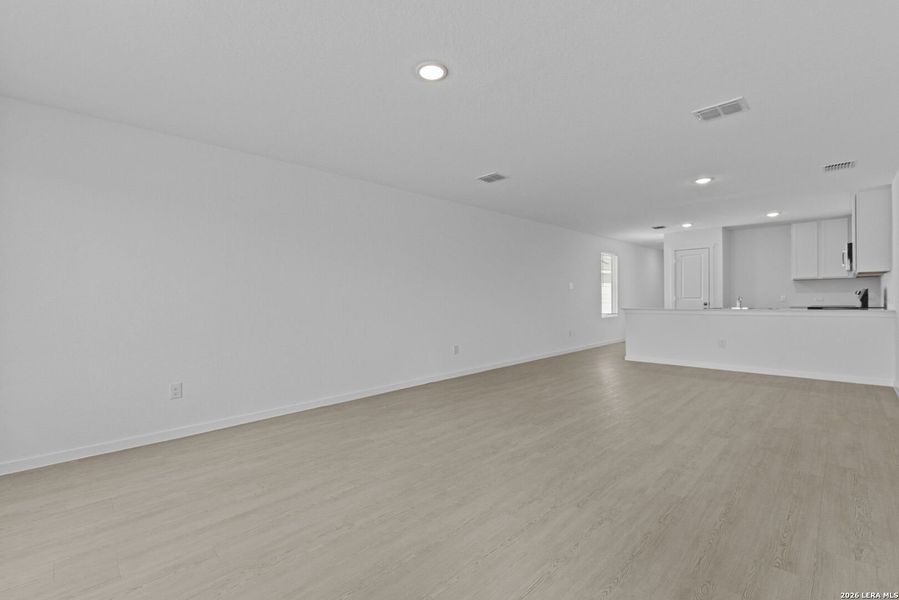Spacious, unfurnished interior of a new home in Higdon Crossing, San Antonio (Image 18).