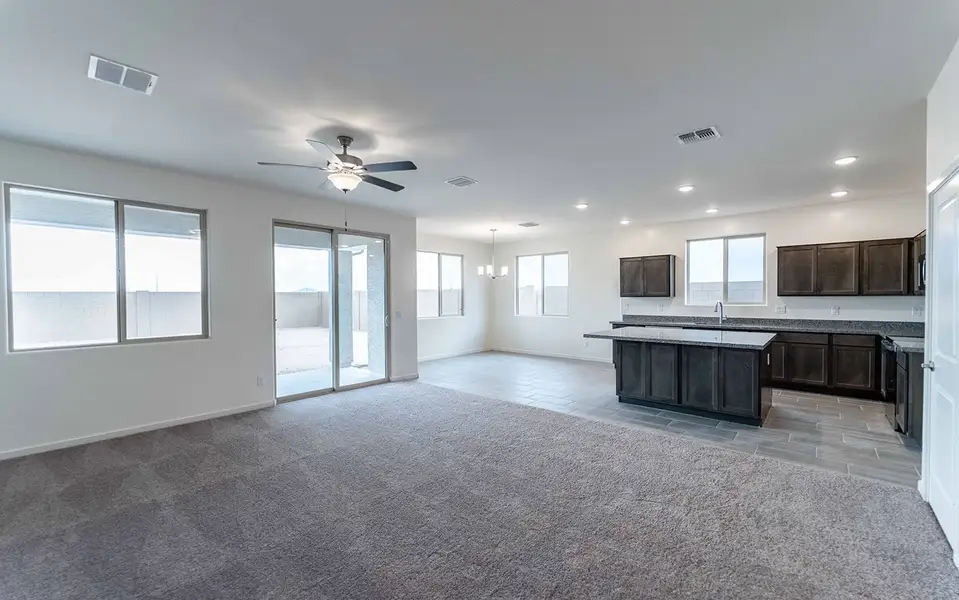 Spacious, unfurnished interior of a new home in Rancho Mirage, Maricopa (Image 9).