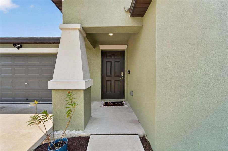 Exterior details and patio area of a home in , Bartow (Image 33).