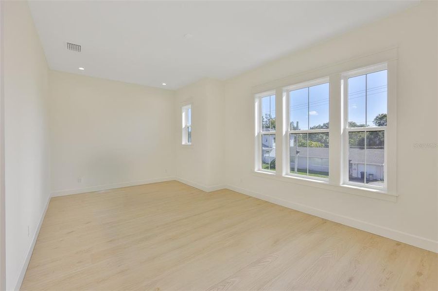 Spacious, unfurnished interior of a new home in , Tampa (Image 62).