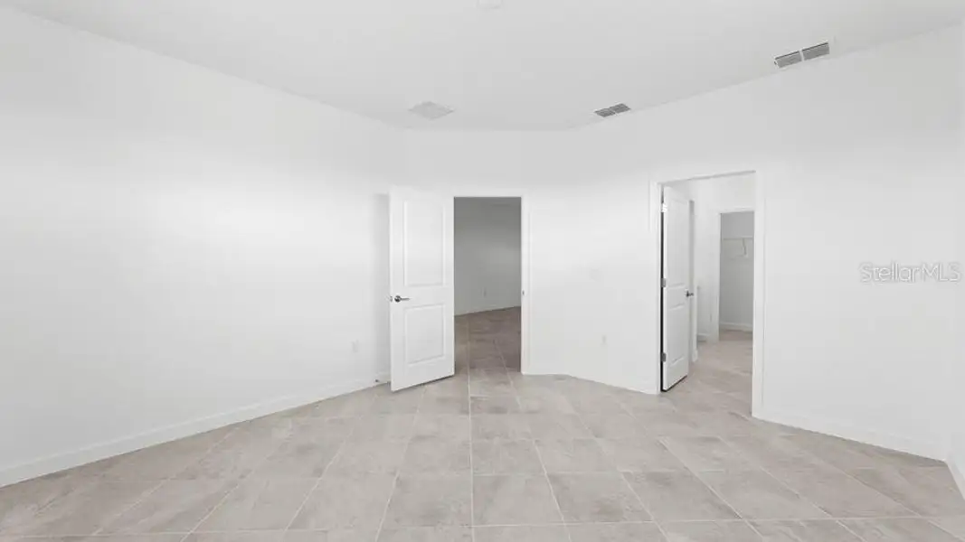 Spacious, unfurnished interior of a new home in Palm Lake at Coco Bay, Englewood (Image 12).