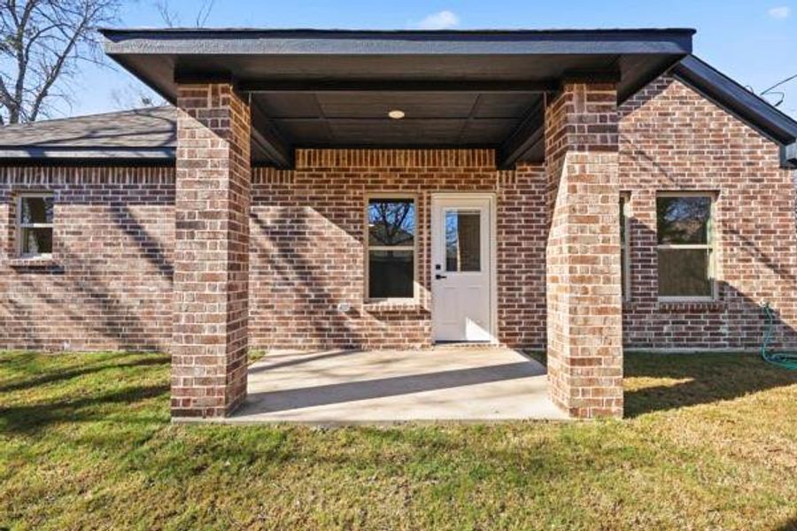 Exterior details and patio area of a home in , Celeste (Image 4).