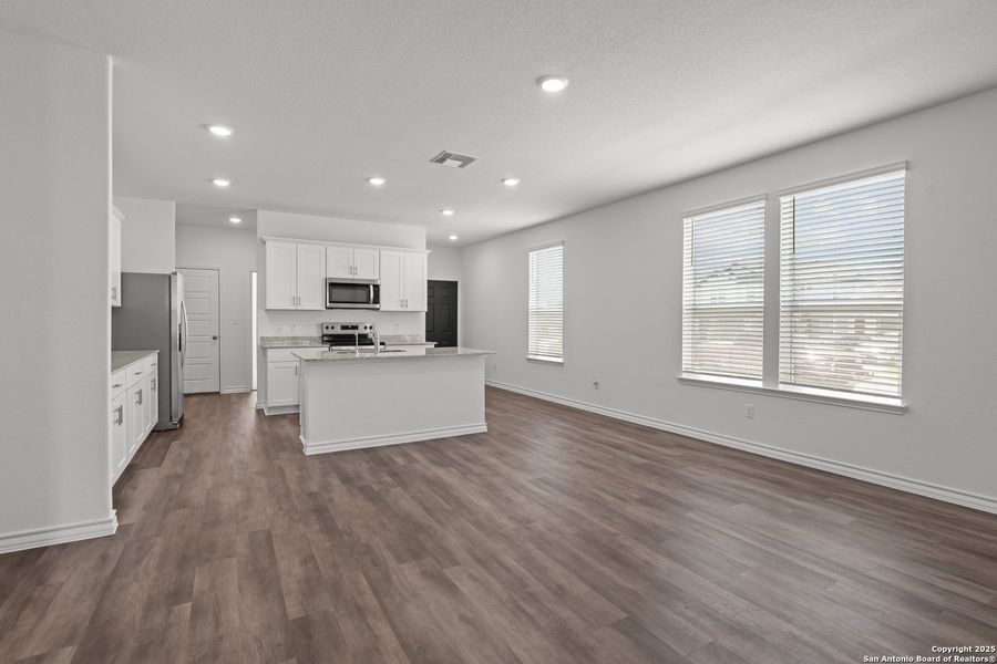 Spacious, unfurnished interior of a new home in Corley Farms, Boerne (Image 15).