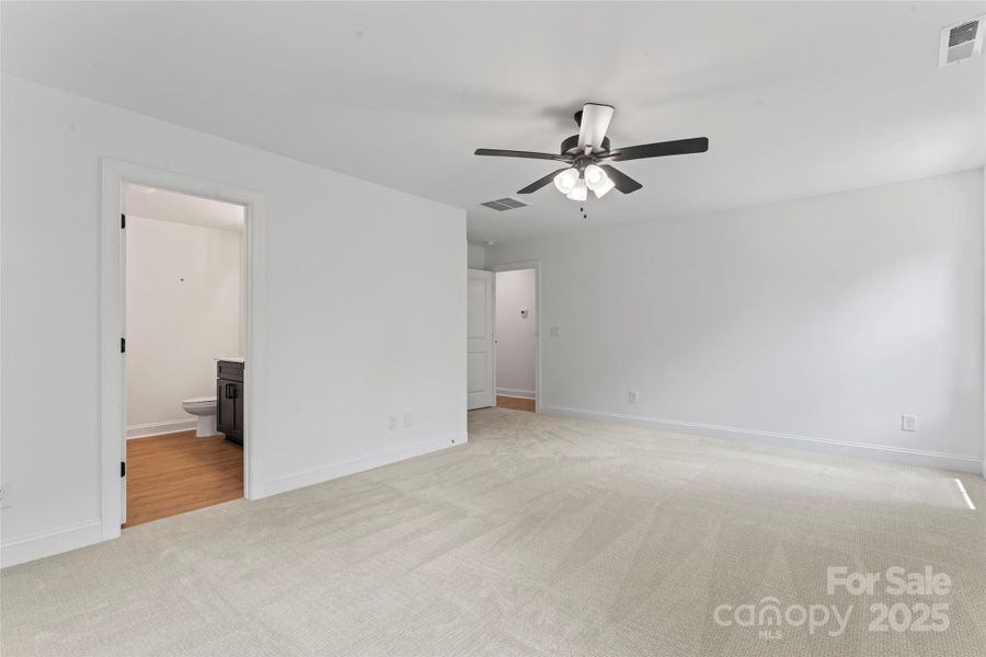 Spacious, unfurnished interior of a new home in , Harrisburg (Image 19).