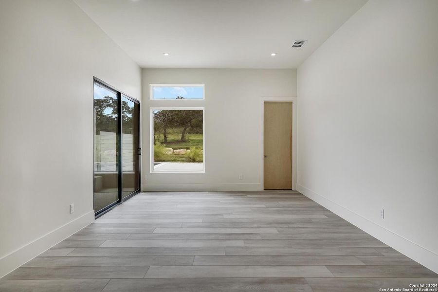 Spacious, unfurnished interior of a new home in , San Antonio (Image 19).