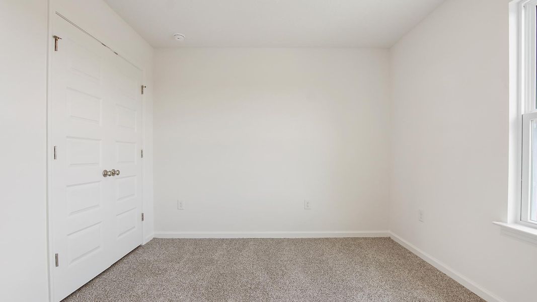 Spacious, unfurnished interior of a new home in Owl's Head East, Freeport (Image 27).