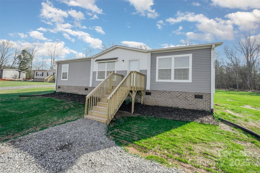 Exterior details and patio area of a home in , Shelby (Image 19).