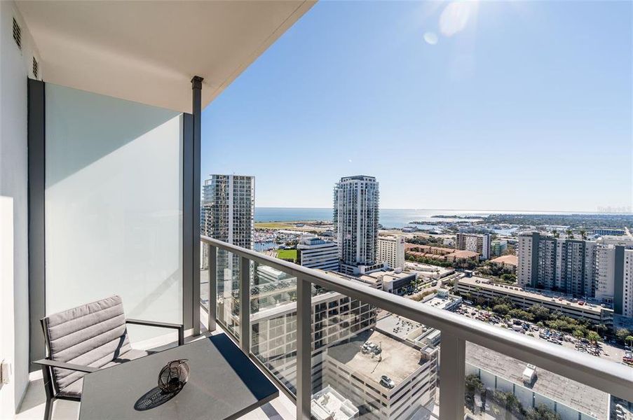 Condo located in St. Petersburg, FL showcasing its design and architecture (Image 3).